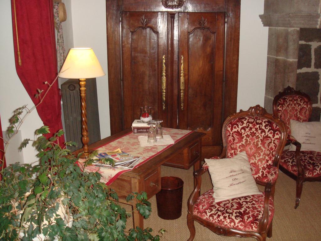 La Maison De Justine Murat (Cantal) Bagian luar foto